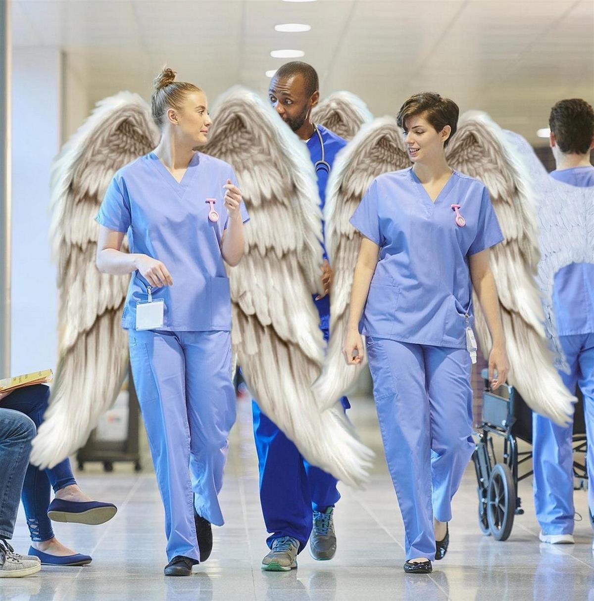 Tre sjukepleiarar med englevinger går nedover ein sjukehuskooridor - Klikk for stort bilete